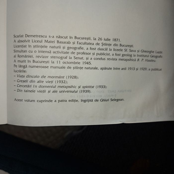 Vand  cartea " Din tainele vieții și a  universului"