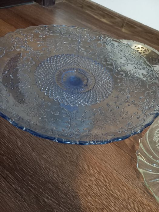 Platou cu 3 farfurii pentru servire prajituri/patiserie.
Setul nu a fost niciodata folosit fiind doar depozitat spre pastrare.
Dimensiuni
- pl