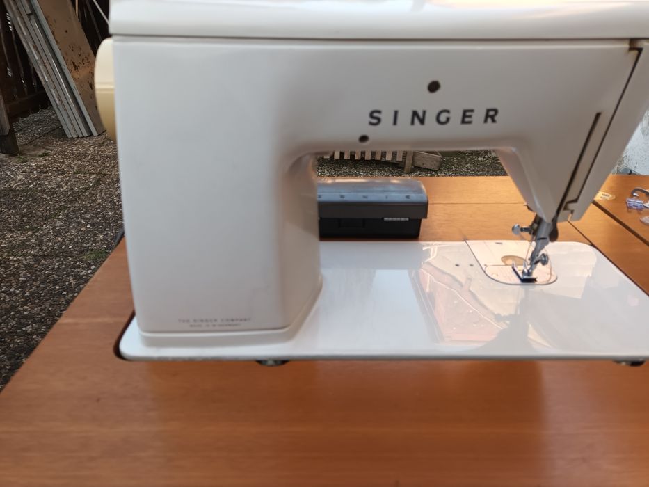 Mașină de cusut electrică SINGER 744
