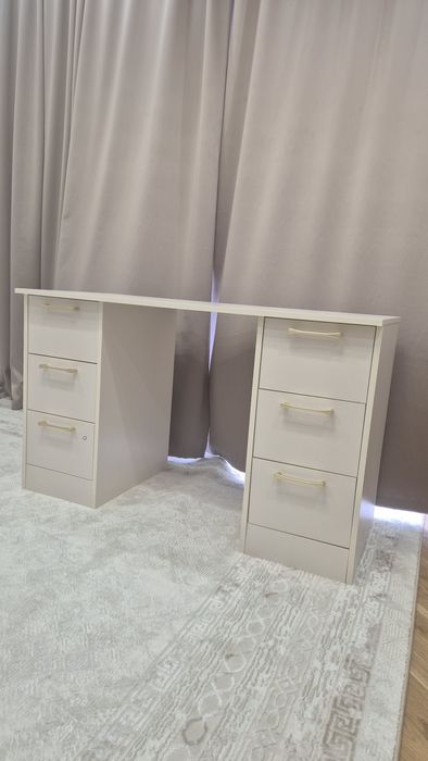 Продам стол в бежовом цвете