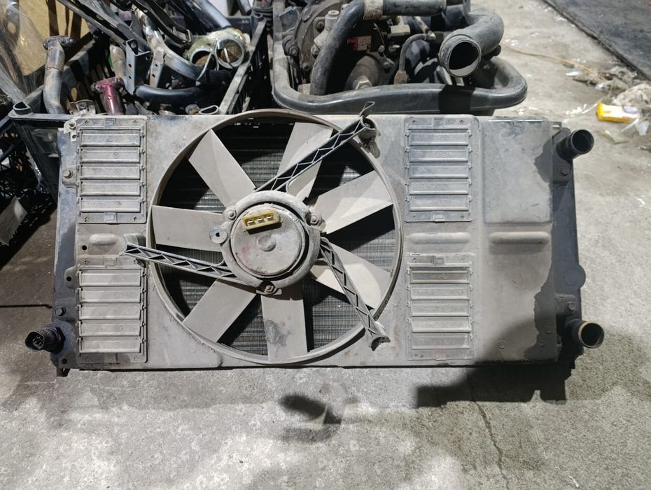 Радиатор с корпусом пассат Б3 2Е