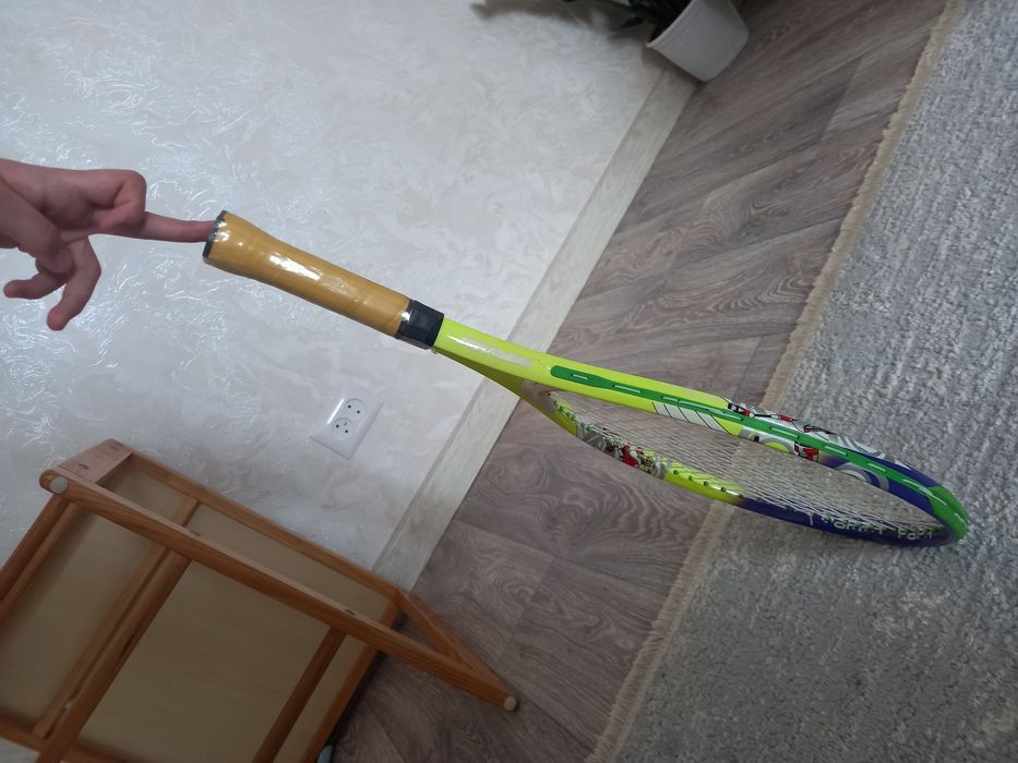 Теннисная ракетка