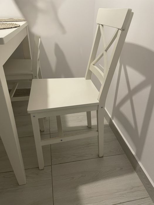 Vand 4 scaune albe de bucatarie