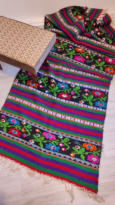 Covor tradițional tesut