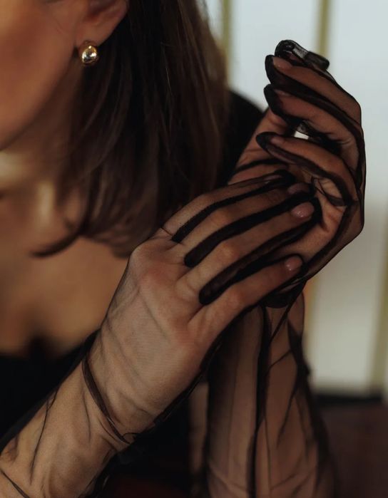 Длинные вечерние перчатки ,сеточка,в черном цвете