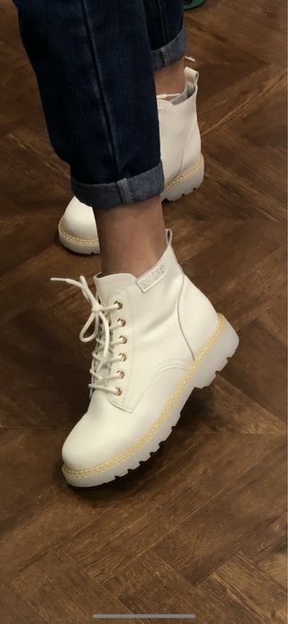 Ботинки белые