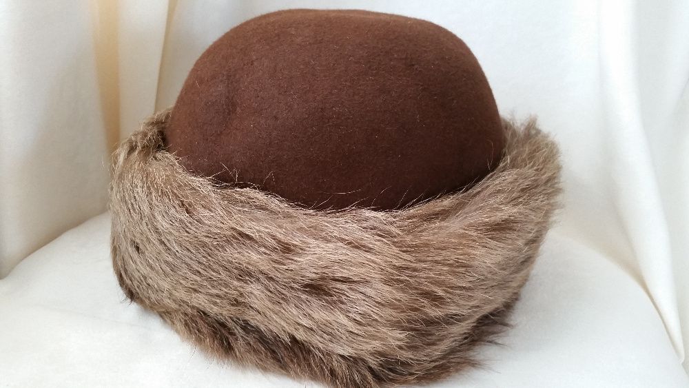 Зимна дамска шапка- естествена кожа и вълна