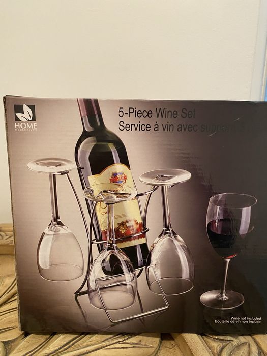 поставка за вино и чаши