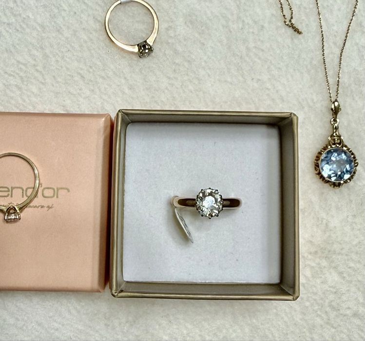 Bijuterii elegante din aur cu diamante si pietre naturale