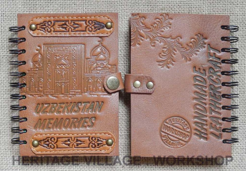 Блокноты с кожаной обложкой.