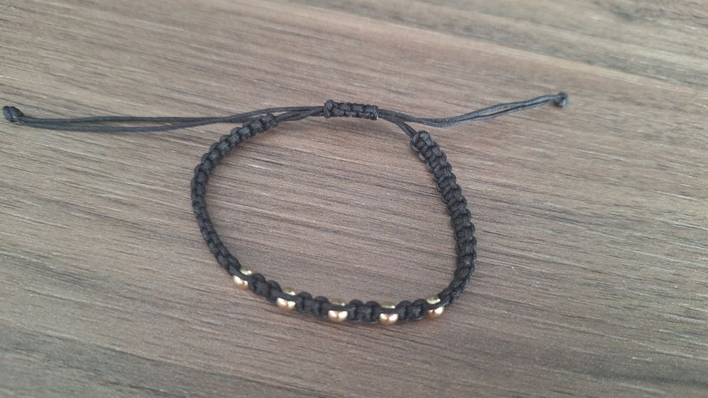 Гривна с конец и златни топчета