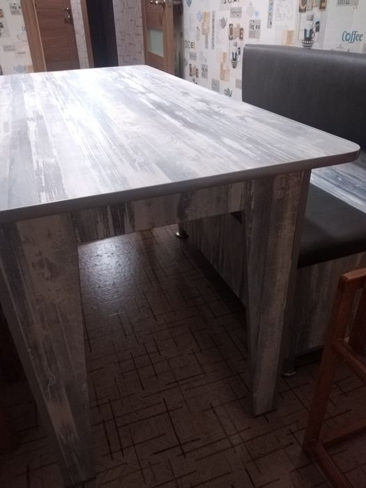 Кухонный стол с диванчиком