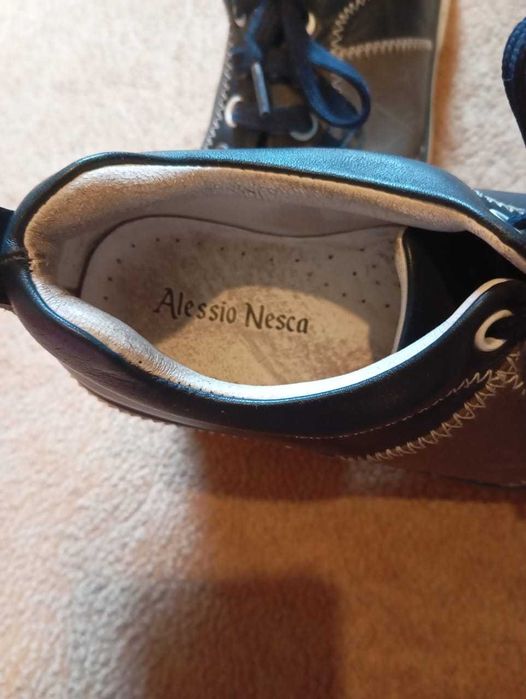 Спортивные туфли на мальчика и девочку