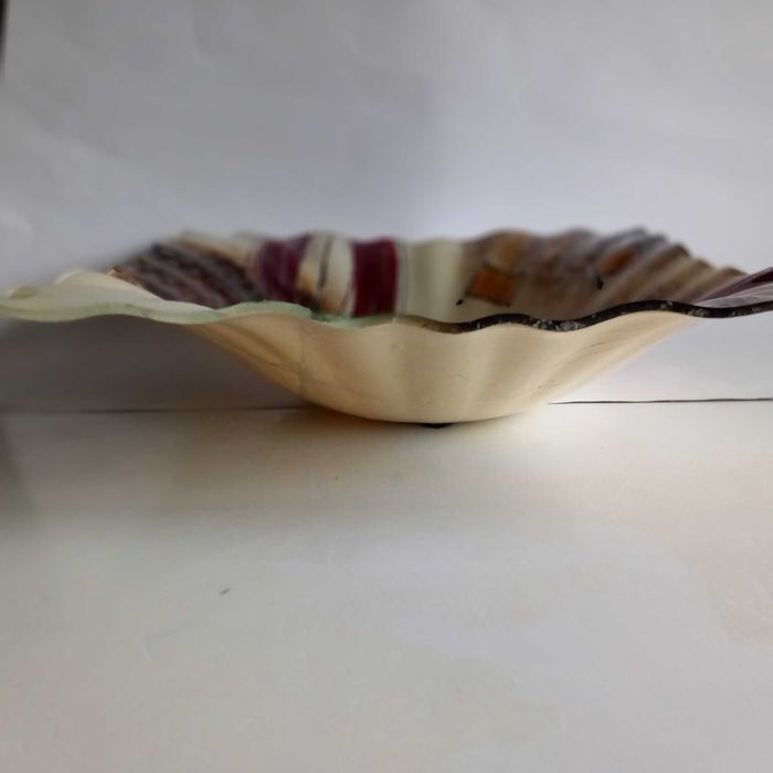 Чиния с поставка