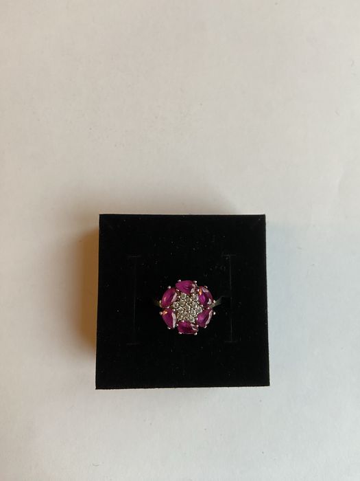 Inel din argint in forma de floare cu pietre albe si rosii