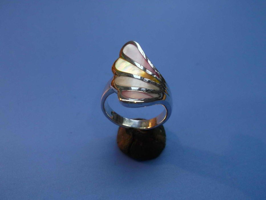 Серебряное кольцо с перламутром