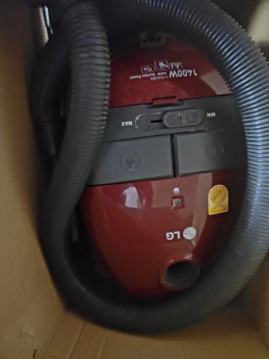 Пылисос в полно рабочим состоянии мало пользвали в полном комплекте