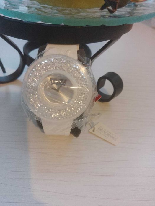 Levis дамски часовник с кристали Swarovski