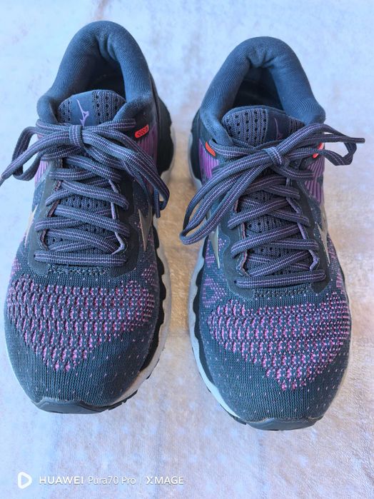 Дамски маратонки Mizuno номер 35. Стелка 22см