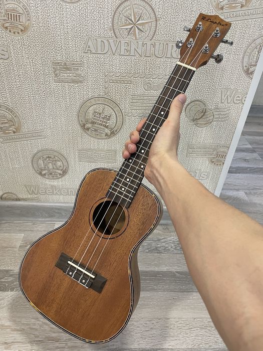 Продам маленькую гитару (укулеле)