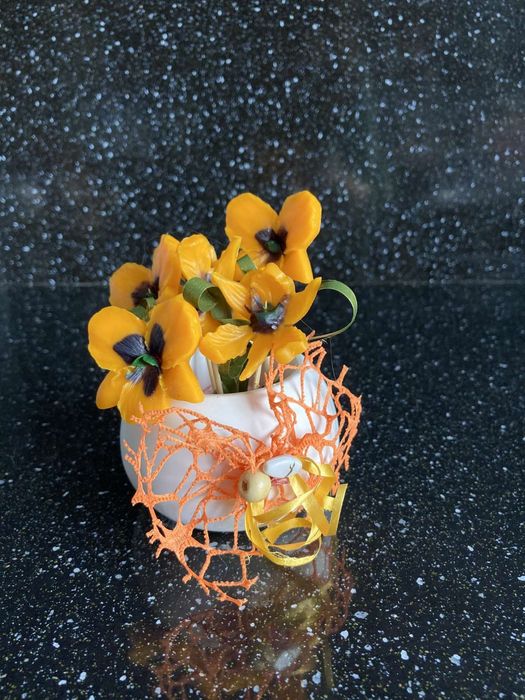 Теменужки в кашпи