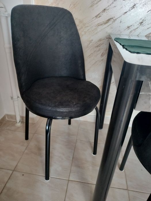 Vând masă extensibilă cu 6 scaune