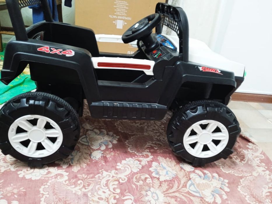 Продам дет.машинку с пультом управления