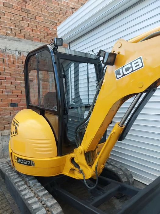 Услуги с багер ,самосвал и бобкат. Изкопаване на ями и канализации..