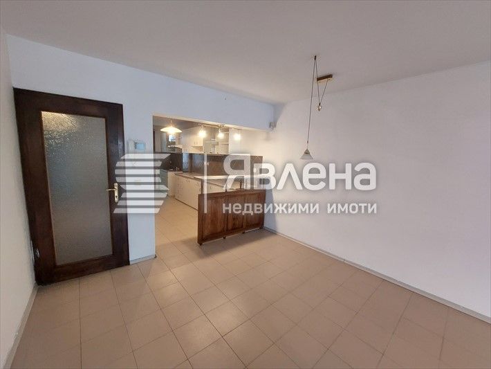 Продава се Четиристаен апартамент в Габрово, Център - 188 кв.м за 599 €/кв.м - Снимка #2
