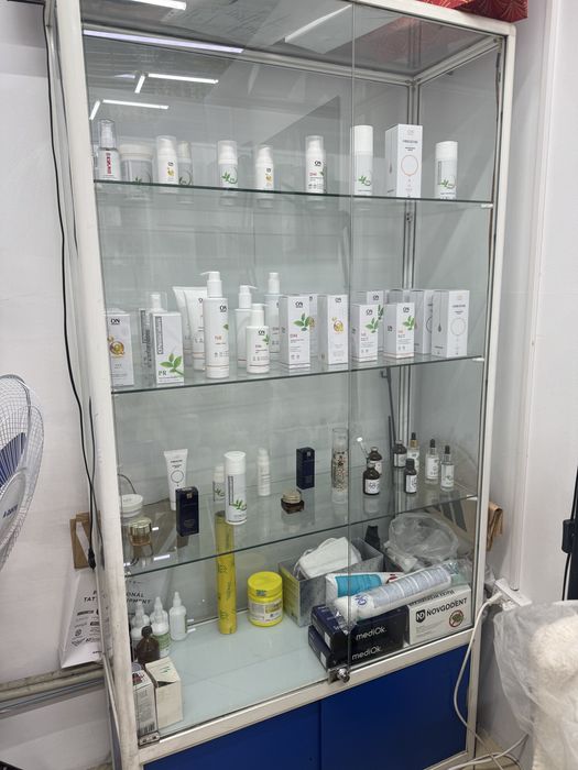 Продается кушетка,витрины