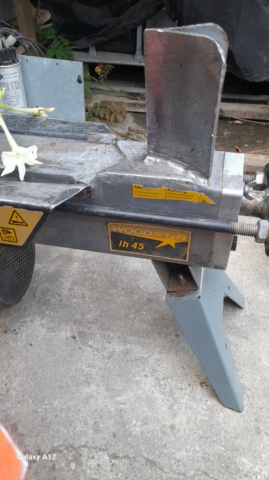Despicător de lemne de închiriat