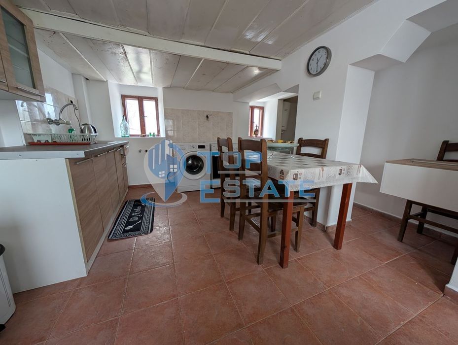 Двуетажна къща с голям двор и кладенец в село Ресен