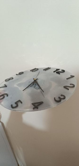 Часовник от експосидна смола