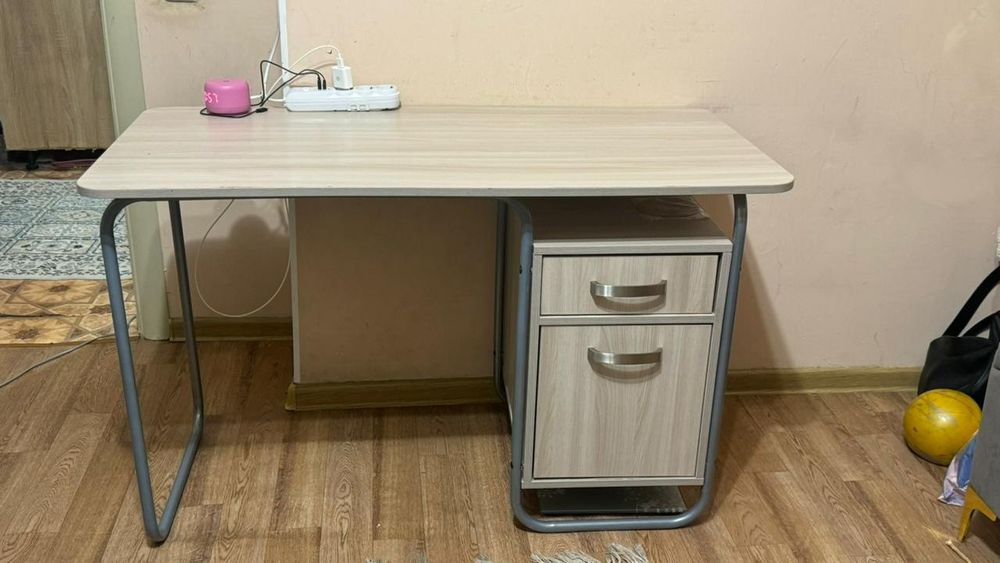 Стол письменный с тумбой