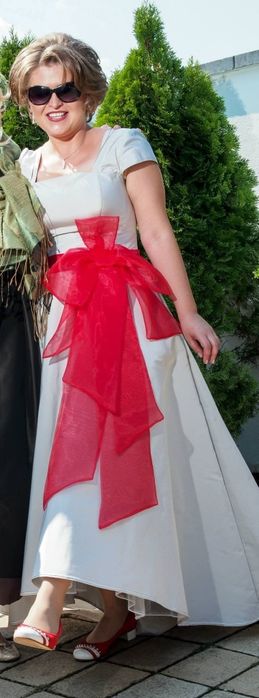 Rochie de  printesa cu cordon rosu