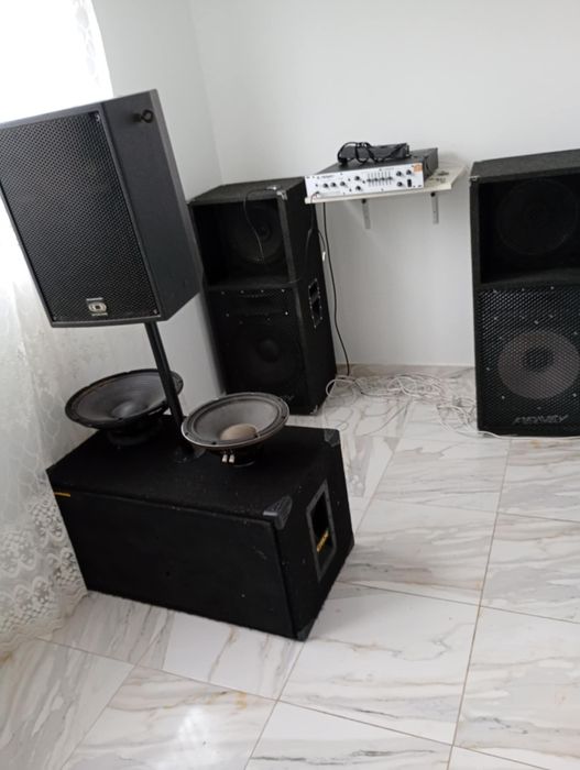 Vând sau schimb incinta de bass pe 15 ca noua