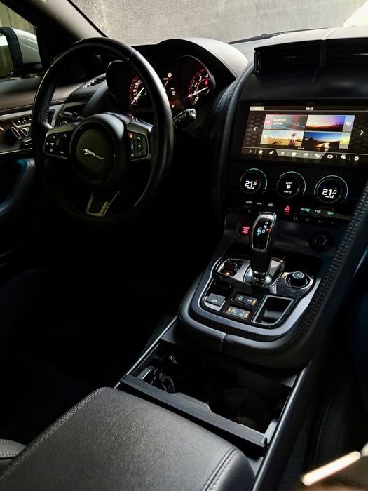 Jaguar F-type P300 R dynamic proprietar