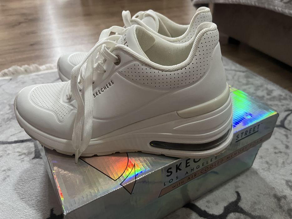 Adidasi inalti skechers marimea 37