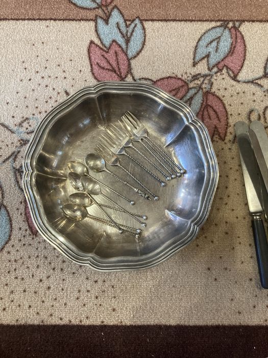 Посребрени съдове и прибори.