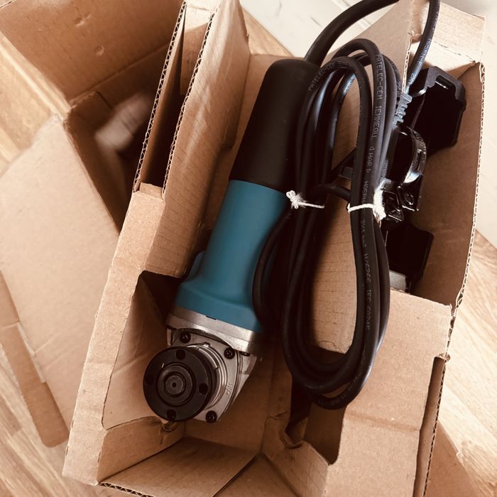 Polizor unghiular mic MAKITA 9557HNR 115mm NEFOLOSIT,la cutie complet
