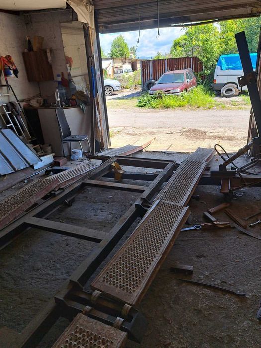 Дозер  с греда за разпъване на катастрофирали автомобили