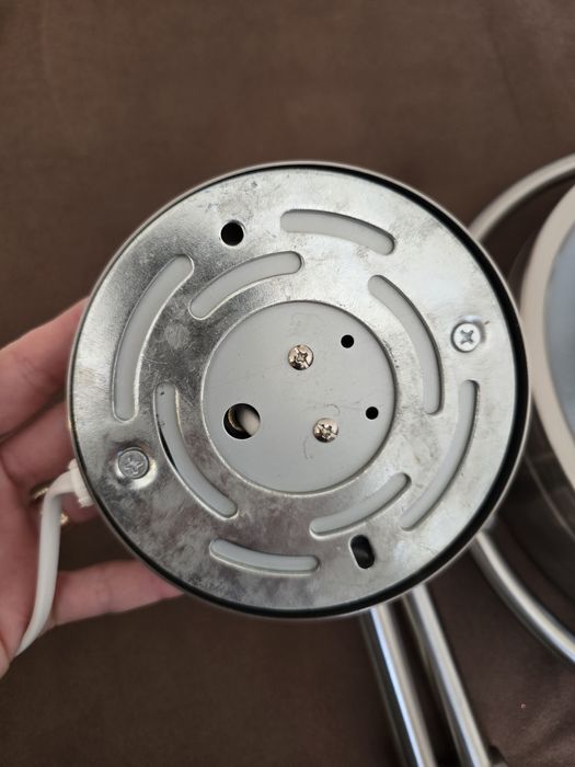 Oglinda pentru make-up cu prindere pe perete.