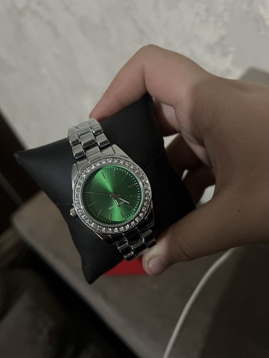 Элегантные часы с ярким зелёным циферблатом