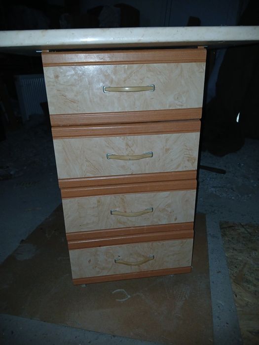 Vand mobilă veche din lemn, în stare bună.