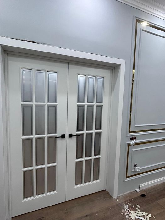 Плотник уст меж ком двери и дабор ручка