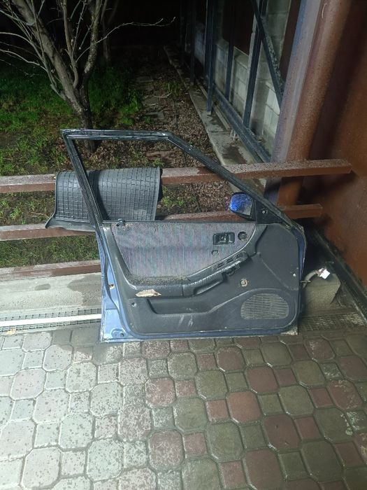 Продам двери от мазды 323 bg слепой