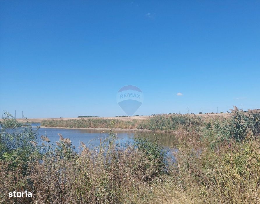 Oportunitate dezvoltare: 10.032 mp cu front la lac, lotizat