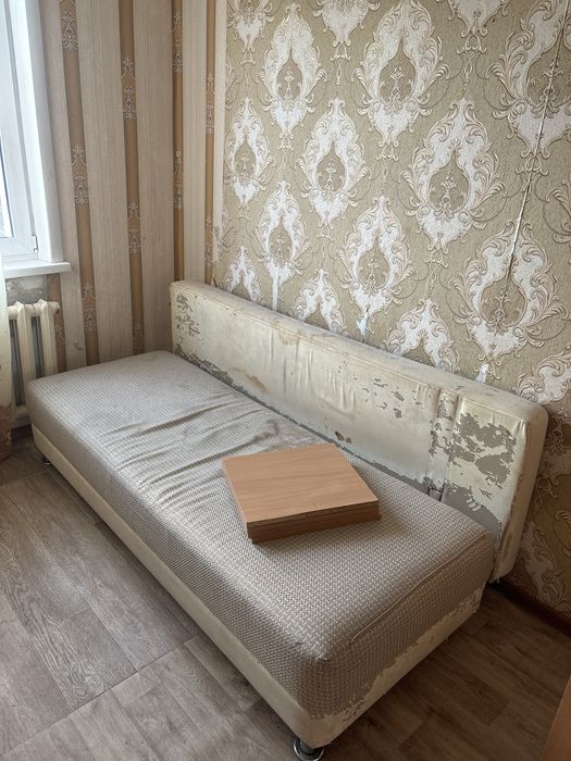 Диван и шкаф не новые