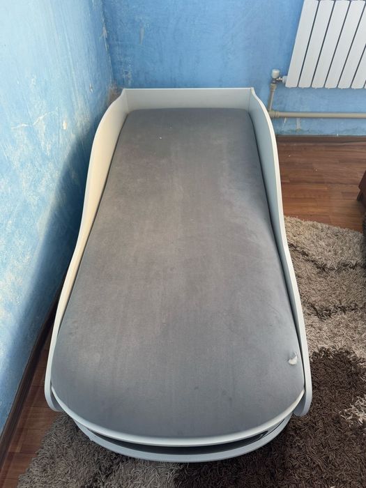 Продам детскую кровать машинку