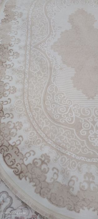 Продам овальный белый ковер.